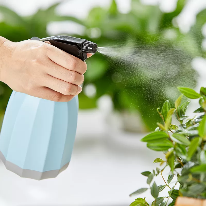 Plastic hand pump garden plant watering spray can mist sprayer